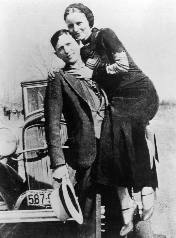Bonnie och Clyde. Det ryktbara gangsterparet Bonnie Elizabeth Parker och Clyde Chestnut Barrow som härjade ibland annat Ohio och Texas i samband med "den stora depressionen" under första halvan av 30-talet. Paret gjorde sig skyldiga till såväl rån som mord alltmedan polisens jakt intensifierades. Bonnie och Clyde överfölls under ett bakhåll och dödades av polis den 23 maj 1934. Trots den tunga kriminaliteten spreds en romantisk bild av paret. 1967 regisserade Arthur Penn en filmversion av historien, Bonnie och Clyde, med Faye Dunaway och Warren Beatty i huvudrollerna.