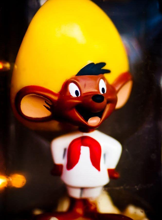 Speedy Gonzales, den snabbaste musen i hela Mexiko, är en animerad figur som vunnit både Nationalteaterns och Håkan Hellströms tillgivenhet. "Nästa stund går jag bredvid desperadon, vroooom yes! Snabbare än Speedy Gonzales!" utropar artisten i 2 steg från paradise. Foto: Thomas Hawk