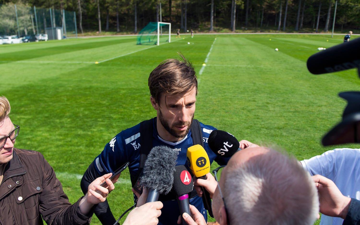 IFK Göteborgs lagkapten hade ett långt snack med media efter träningen: "Det har ju aldrig varit så nära tidigare. Men i dag när man fick höra om det så fick man ju en klump i magen och kanske börjar man känna en viss oro. Nu känner man en stor olust till fotboll, säger han".