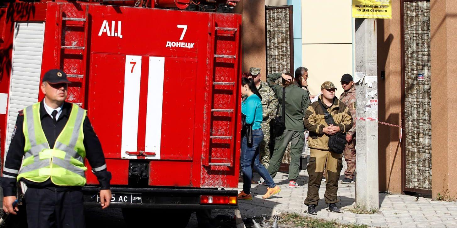 Polis och räddningstjänst vid platsen för lördagens explosion i Donetsk.