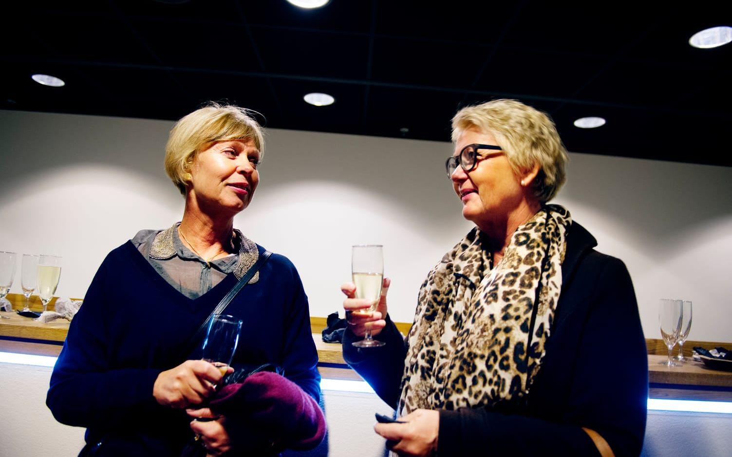 Carina Ekerving och Veronica Andersson var två av de inbjudna sköterskorna till måndagens röda mattan-premiär. Foto: Anna Svanberg.