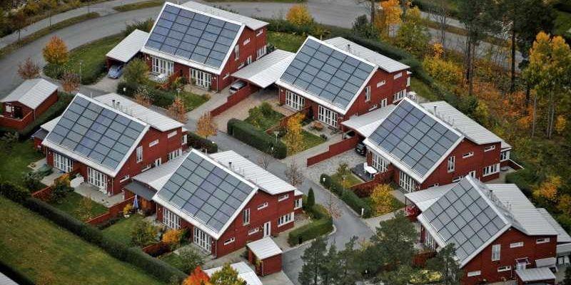 Solenergi. Om alla södervända svenska tak förses med solpaneler skulle de kunna ge lika mycket el som fem kärnkraftsrektorer, skriver debattörerna.