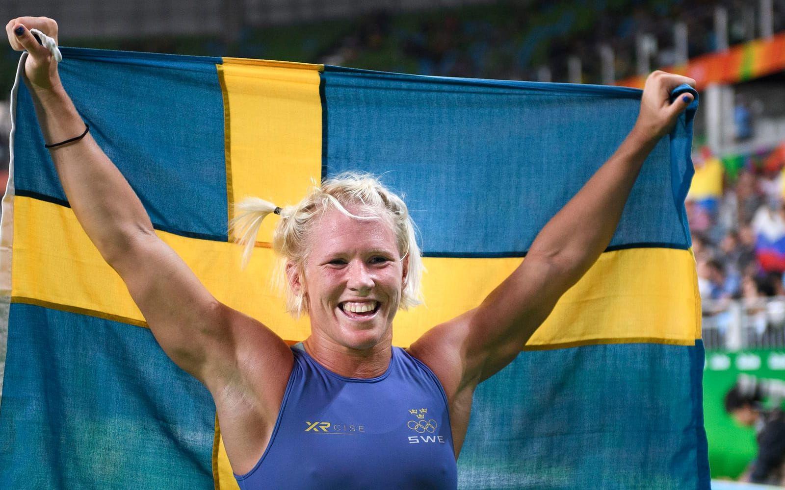 Jenny Fransson jublande glad efter att OS-bronset var säkrat. Foto: Bildbyrån