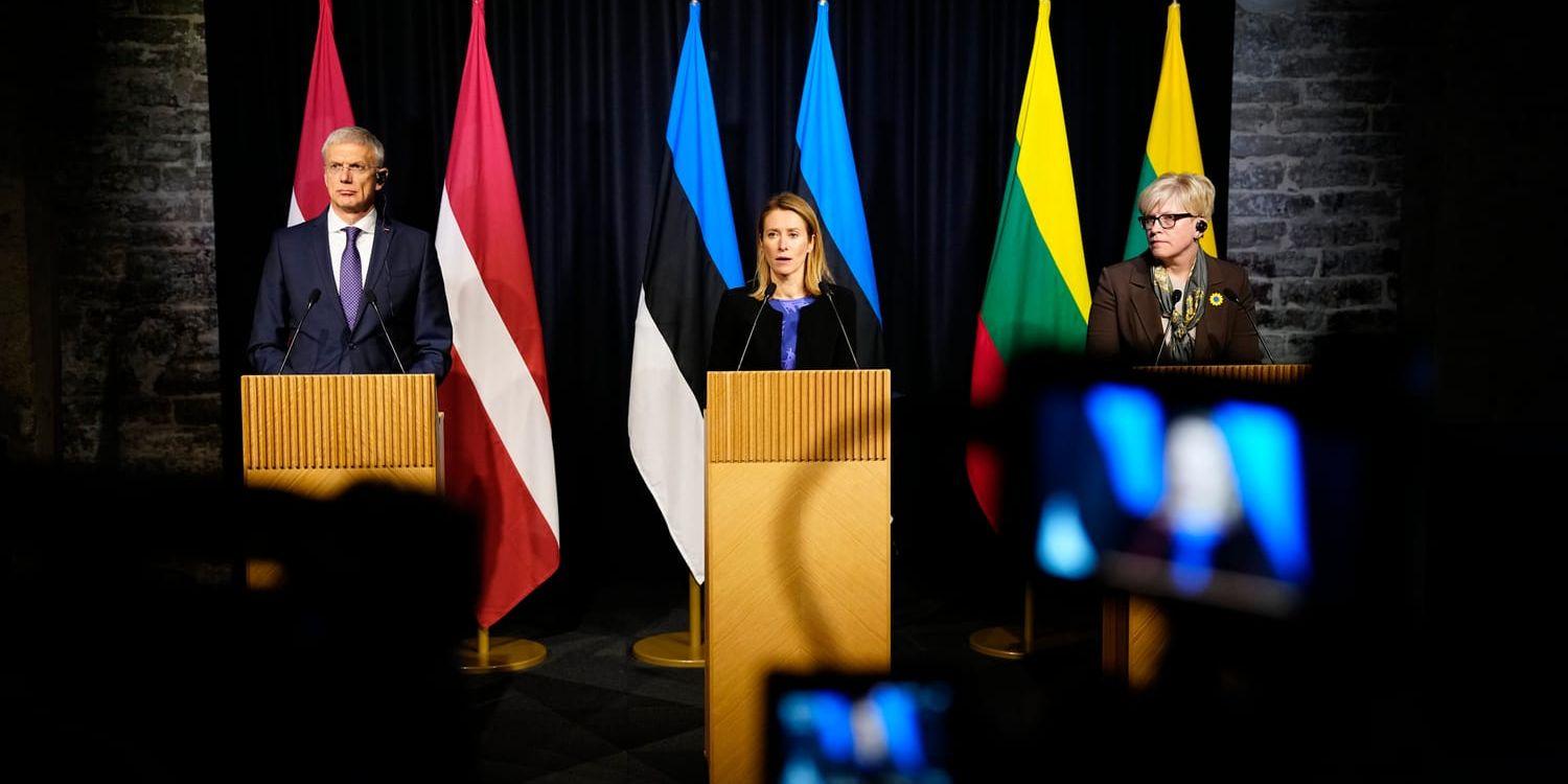 Lettlands premiärminister Krisjanis Karins, Estlands premiärminister Kaja Kallas och Litauens Ingrida Simonyte på en gemensam presskonferens i Tallinn.