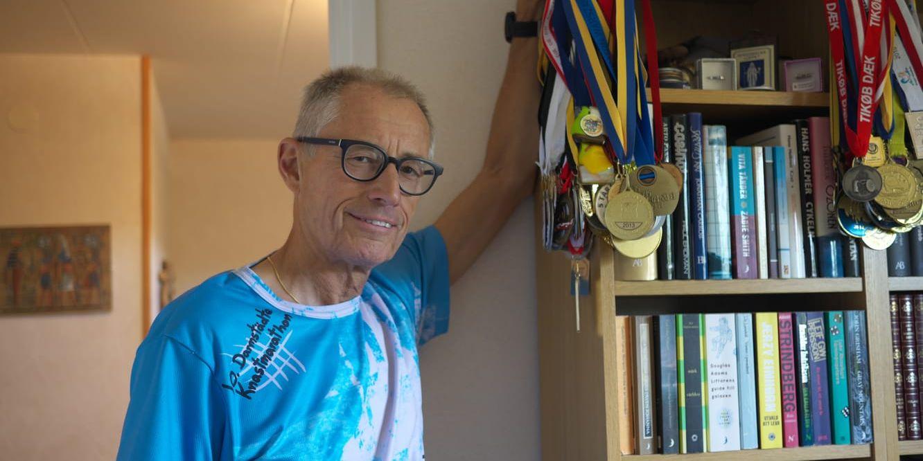 
    Jörgen Nilsson bredvid en del av alla de medaljer han sprungit till sig genom åren. Bild: Elisabeth Wikström
   