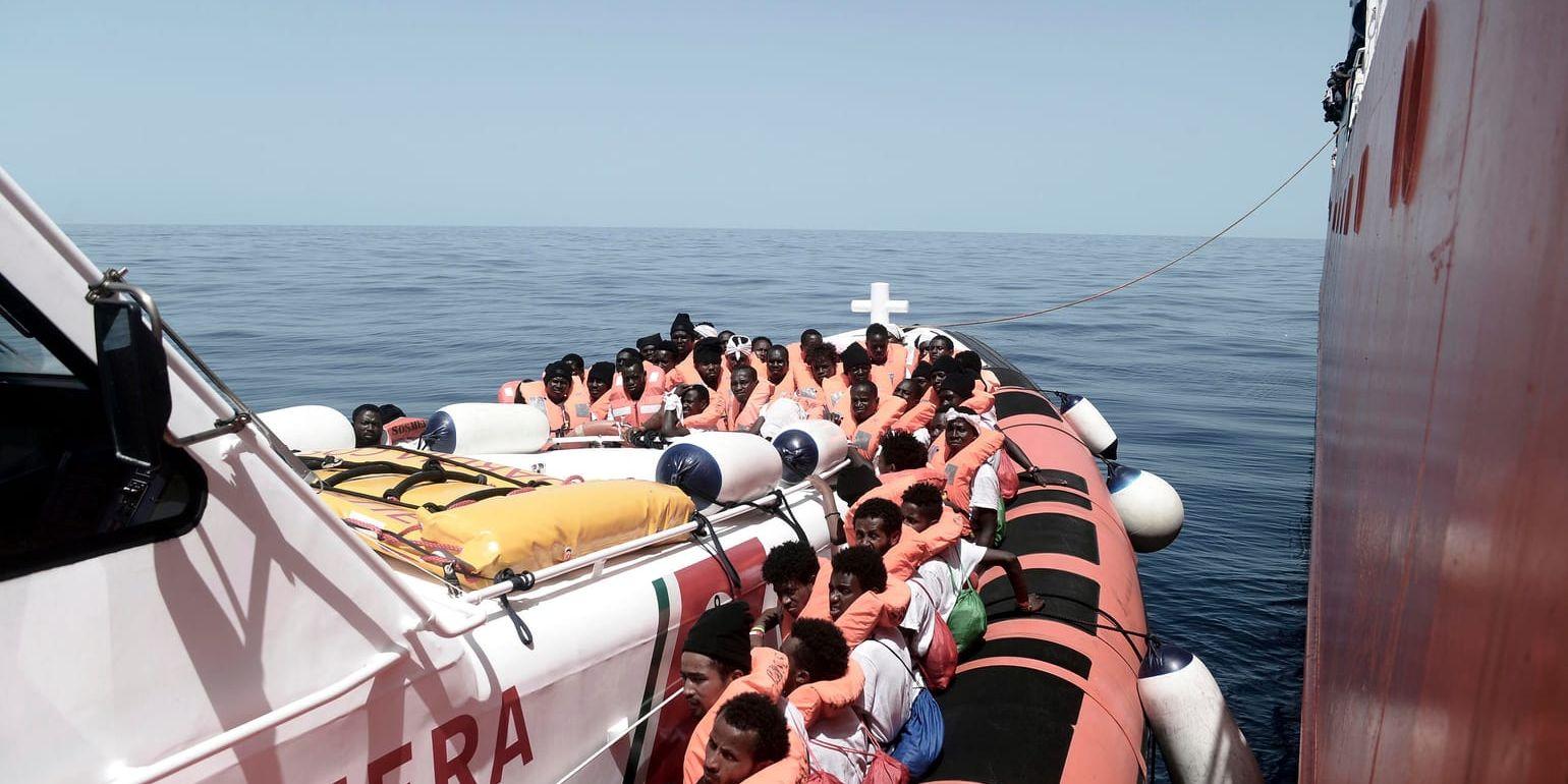 Flyktingar som flyttats över från räddningsfartyget Aquarius, som den nya italienska regeringen hindrade från att lägga till i italienska hamnar. Flyktingarna fick fortsätta till Spanien, som tog emot dem. Arkivbild.