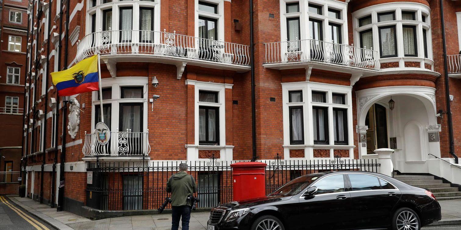 En fotograf utanför Ecuadors ambassad i London. Arkivbild.