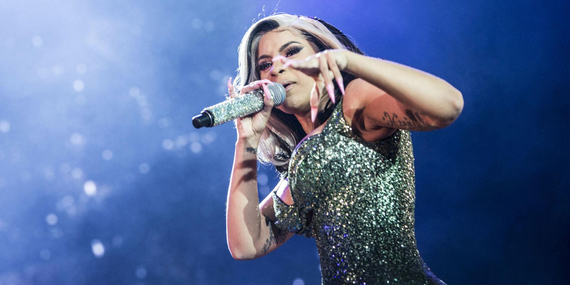 Rapparen Cardi B framträder under en konsert på Roskilde i Danmark, men nu är det klart att hon inte kommer över till Sverige och Way Out West.