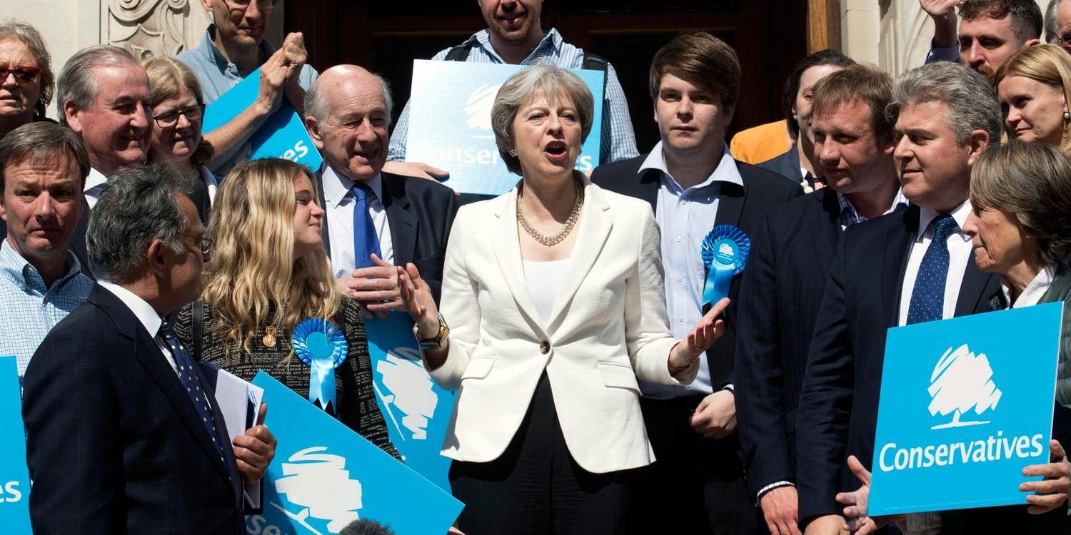 Storbritanniens premiärminister Theresa May tillsammans med supportrar i Londonstadsdelen Wandsworth, där de konservativa behåller makten.