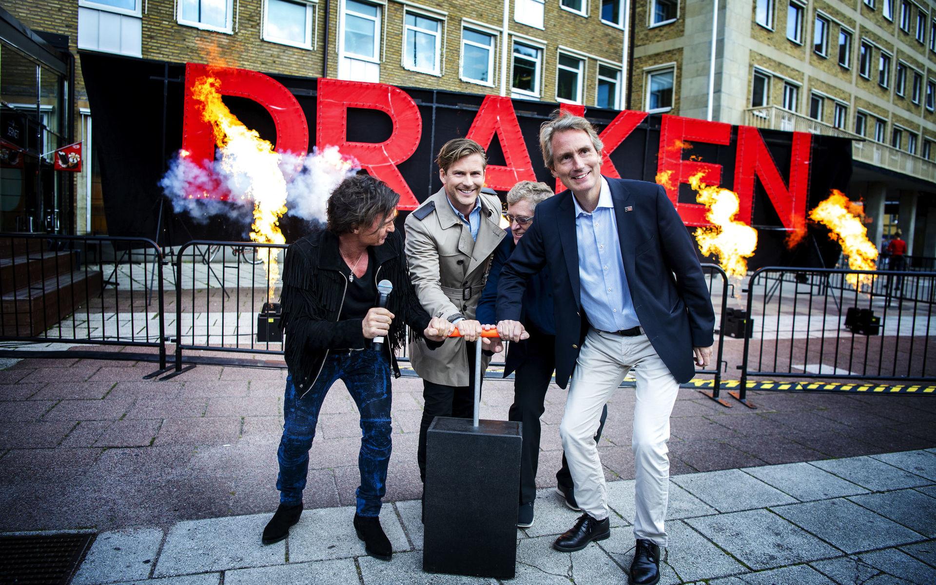 Investeraren Petter Stordalen, Erik Selin, vd för Balder, Hampus Magnusson (M) och Mats Arnsmar, vd för Folkets hus, satte igång fyrverkeripjäser för att fira byggstarten av Hotell Draken i september.