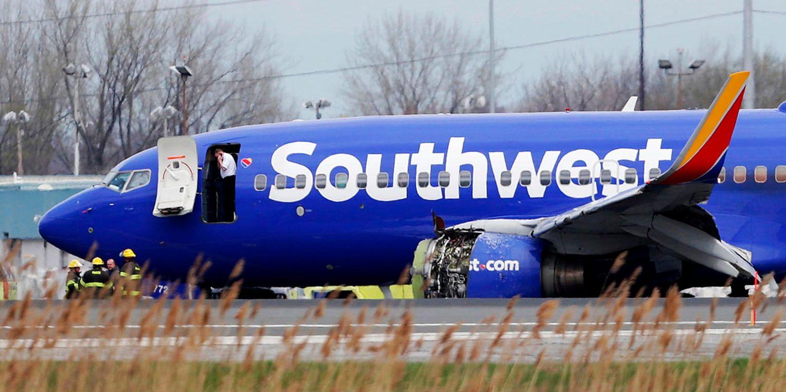Ett plan från Southwest Airlines nödlandade i Philadelphia efter att ena motorn gått sönder.