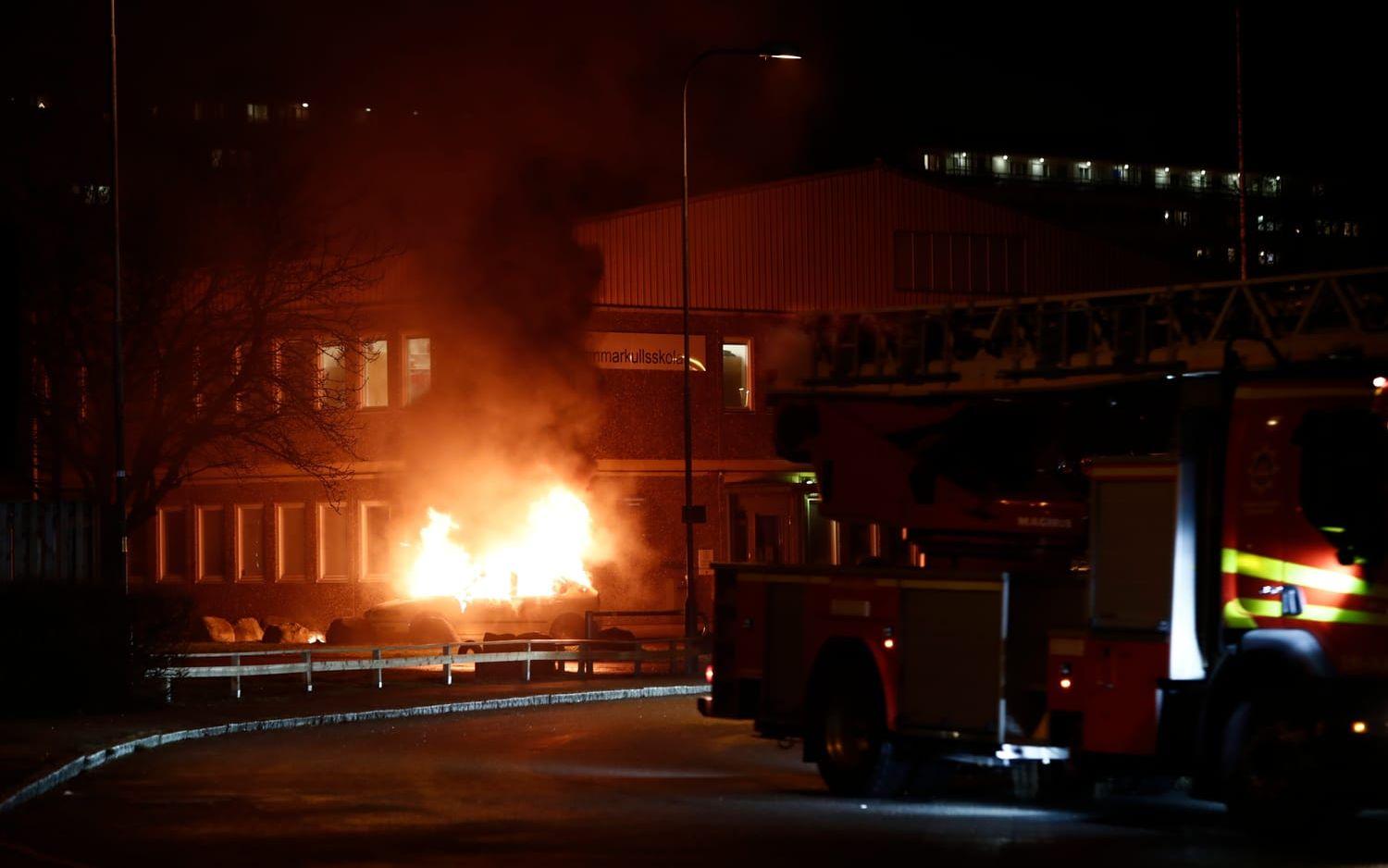 Flera bilbränder under kvällen i Hammarkullen i nordöstra Göteborg. Bild: GP
