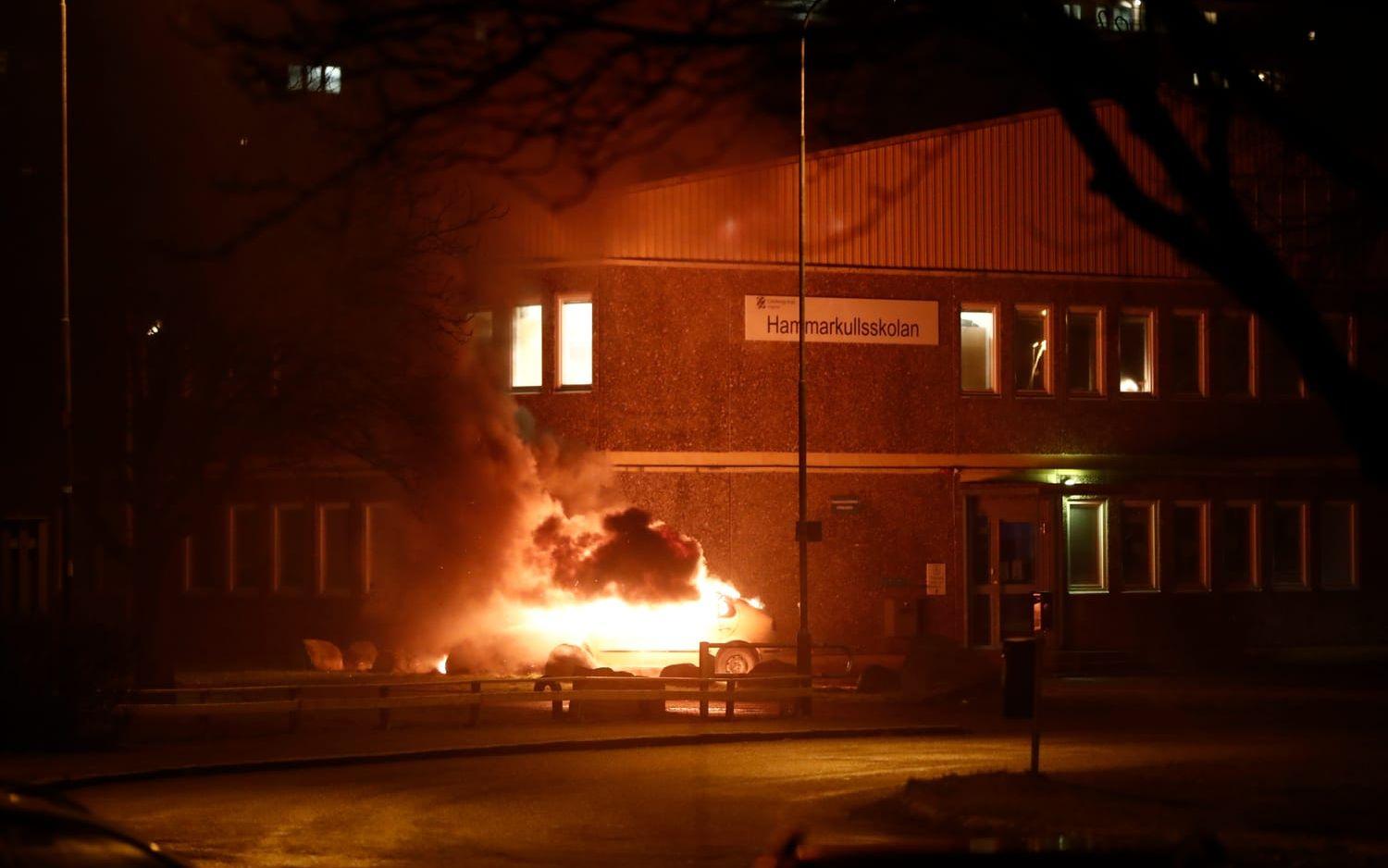 Flera bilbränder under kvällen i Hammarkullen i nordöstra Göteborg.  Bild: GP