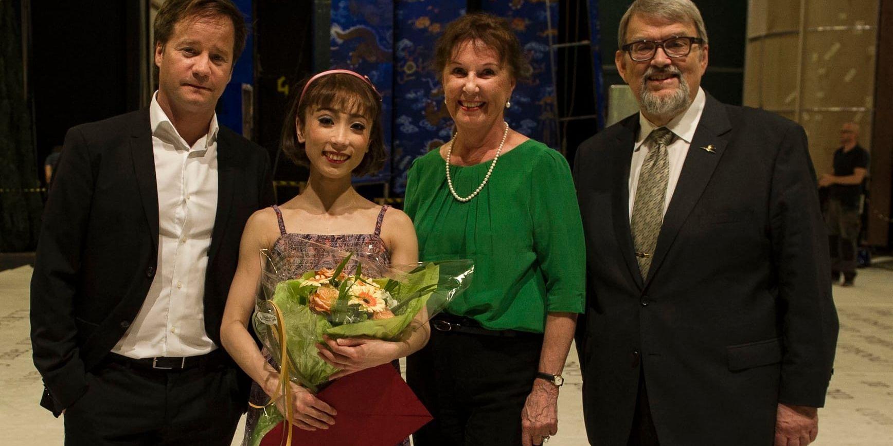 Förstasolisten Mayumi Yamaguchi (andra från vänster) tilldelas Mariane Orlandos stipendium och Operans balettklubbs pris "årets dansare". Pressbild.