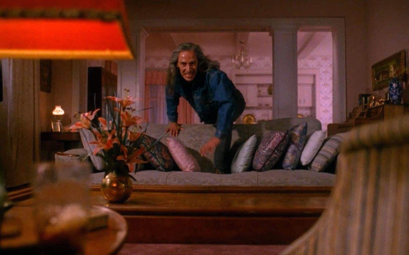 2. Bob klättrar över soffan. Jag var nitton år när Twin Peaks sändes men den här scenen gav mig mardrömmar. Jag var helt enkelt skitskraj för Bob. Bild: Showtime