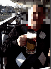 Mannen påstod att han inte kunde hålla ett glas - här dricker han öl utan hjälp. Bild: Polisen
