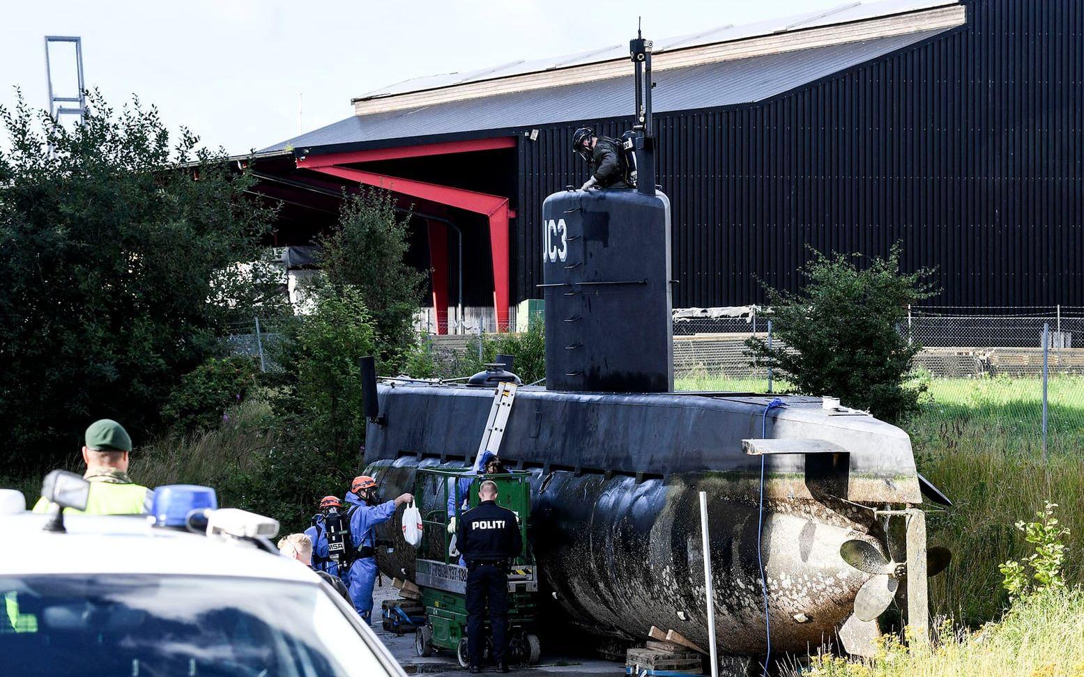 Ubåten där mordet misstänks ha begåtts har undersökts noggrant av polisens tekniker. FOTO: TT
