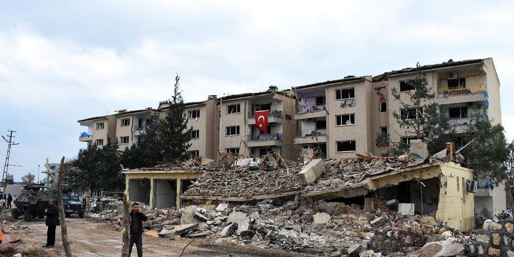Ett hus i ruiner efter en bilbombsexplosion i Nusaybin, där den turkiska militären genomför en offensiv mot PKK-gerillan. Arkivbild.