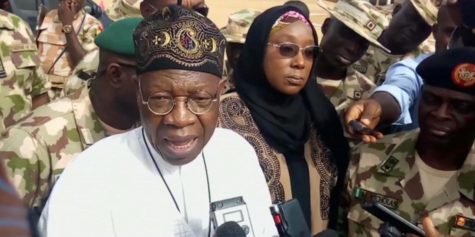 Nigerias informationsminister Lai Muhammed besökte byn Dapchi på torsdagen. Efter en attack av misstänkta Boko Haram-medlemmar i måndags saknas över 100 skolflickor.
