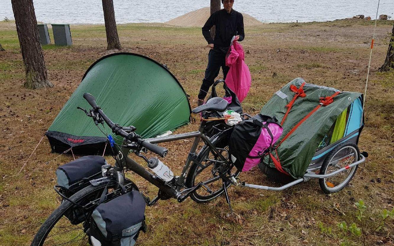 Tältplats vid Skanssunder. Under natten vaknade Ulla Hellstrand Tang av att någon försökte stjäla vagnen och cykeln. Bild: Läsarbild