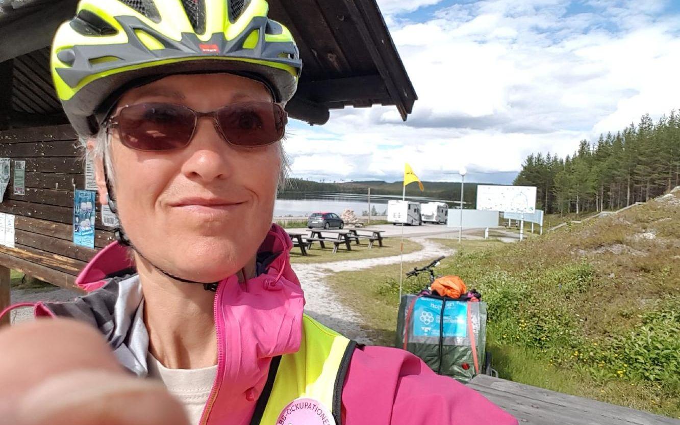 Ulla Hellstrand Tang har cyklat från Göteborg till Jokkmokk och tillbaka i aktionen Hoj 17 för att uppmärksamma fotproblem för diabetiker. Bild: Läsarbild
