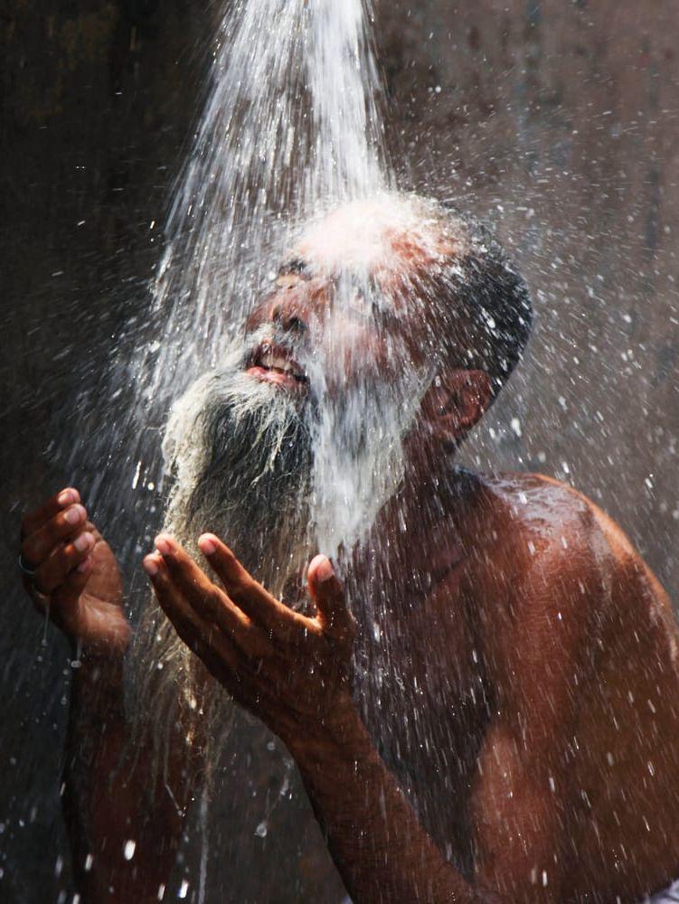 Att duscha efter idrotten skapar ångest hos unga. Bild: TT