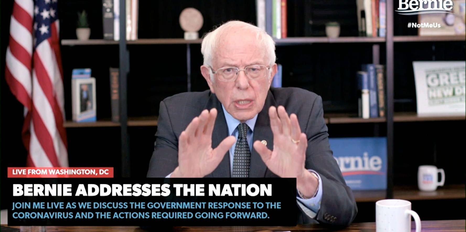 Presidentaspiranten och Vermontsenatorn Bernie Sanders håller ett tal via videolänk från Washington DC. 