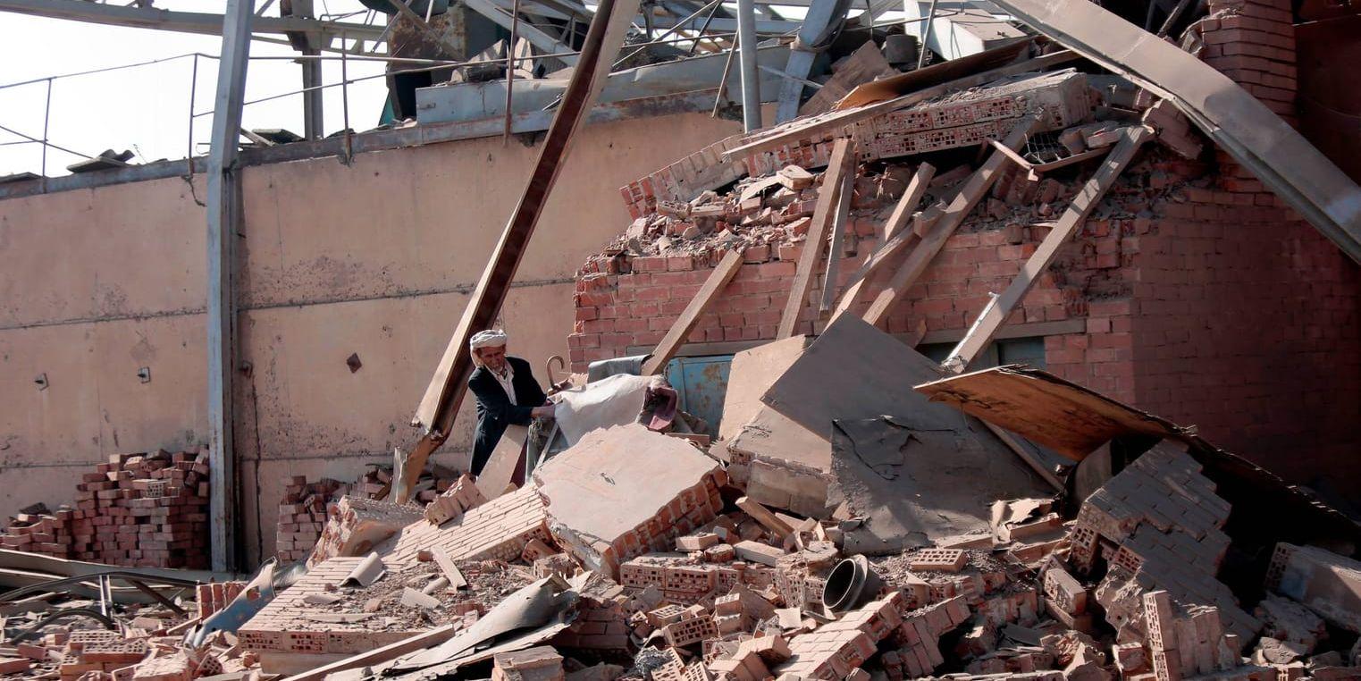 Stor förödelse efter ett luftangrepp i Sanaa, av den saudiledda koalitionen den 22 september. Arkivbild.