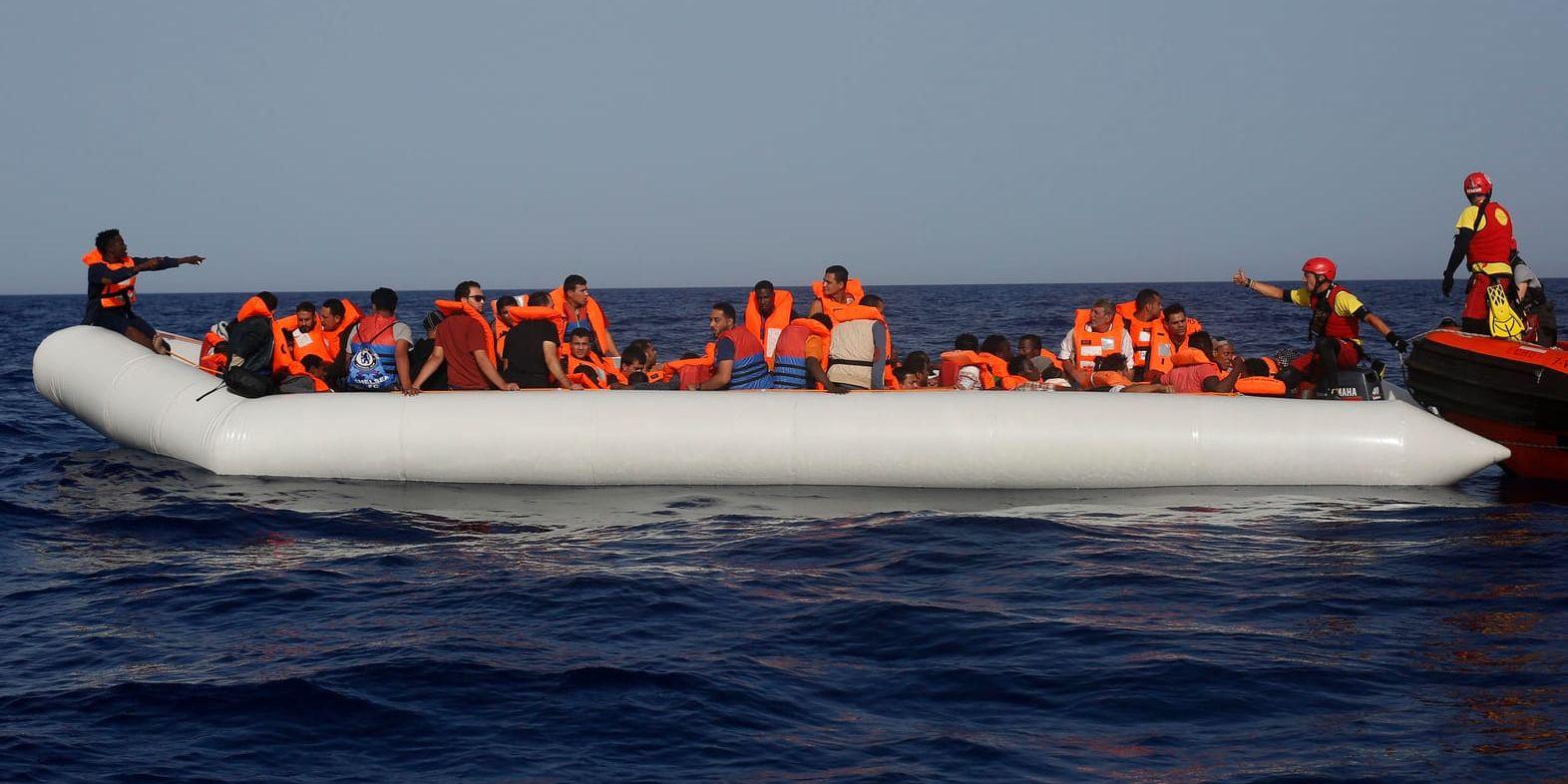 Antalet migranter som dör på Medelhavet minskade förra året. På bilden har en grupp migranter precis räddats av en hjälporganisation utanför Libyens kust.