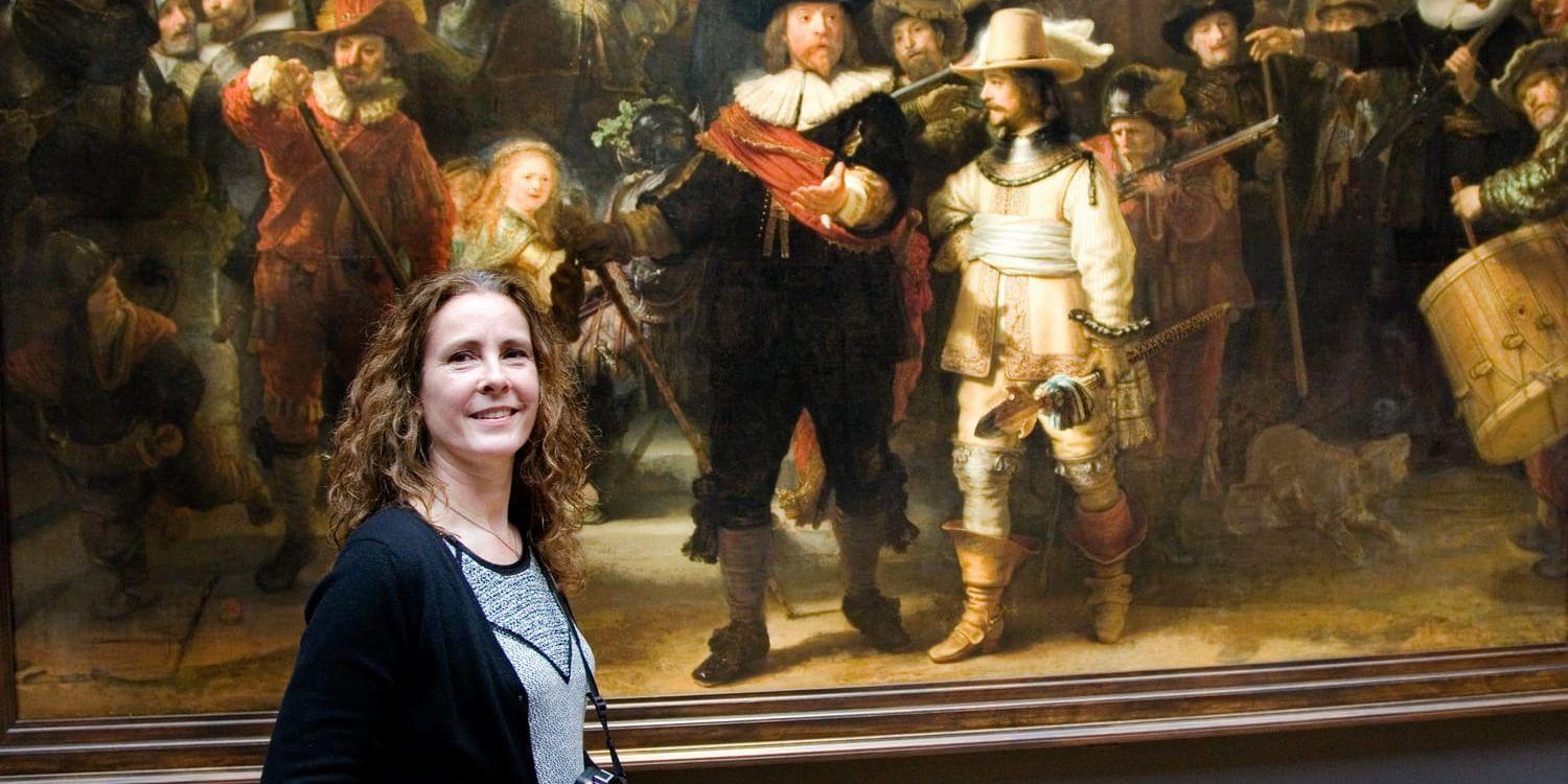 Margareta Svensson har som yrke att fotografera konst. Här står hon framför Rembrandts gigantiska mästerverk "Nattvakten", som finns på Rijksmuseum i Amsterdam.
