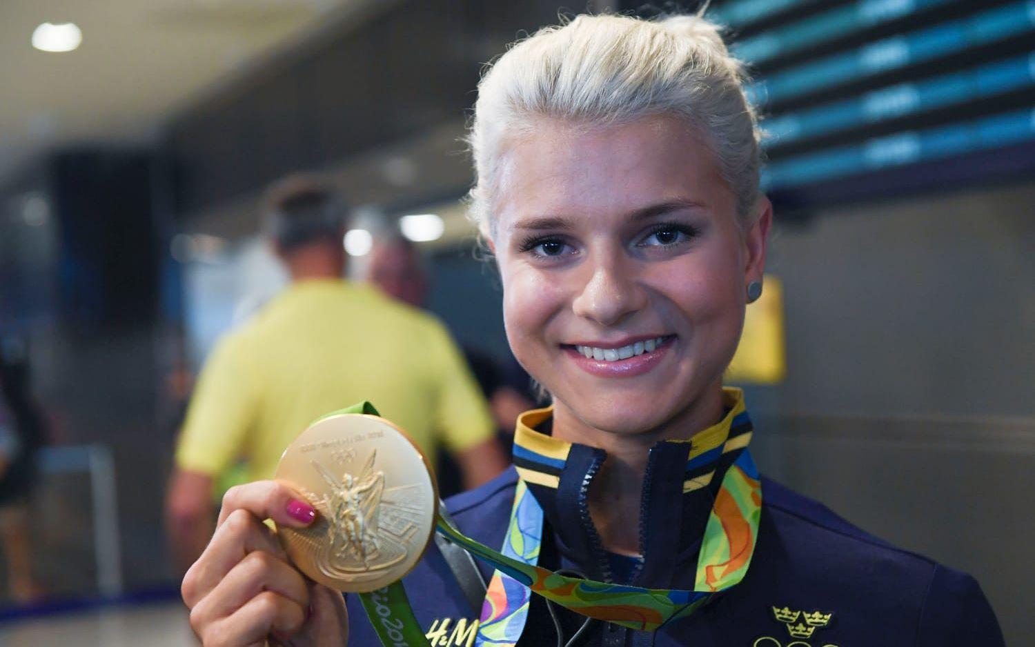 Jenny Rissveds med sin guldmedalj från OS i Rio. Bild: TT.