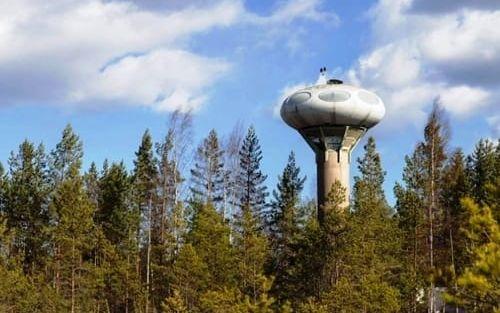 Ett UFO-liknande hus sticker upp bland träden i Bråvalla. Bild: Fortifikationsverket