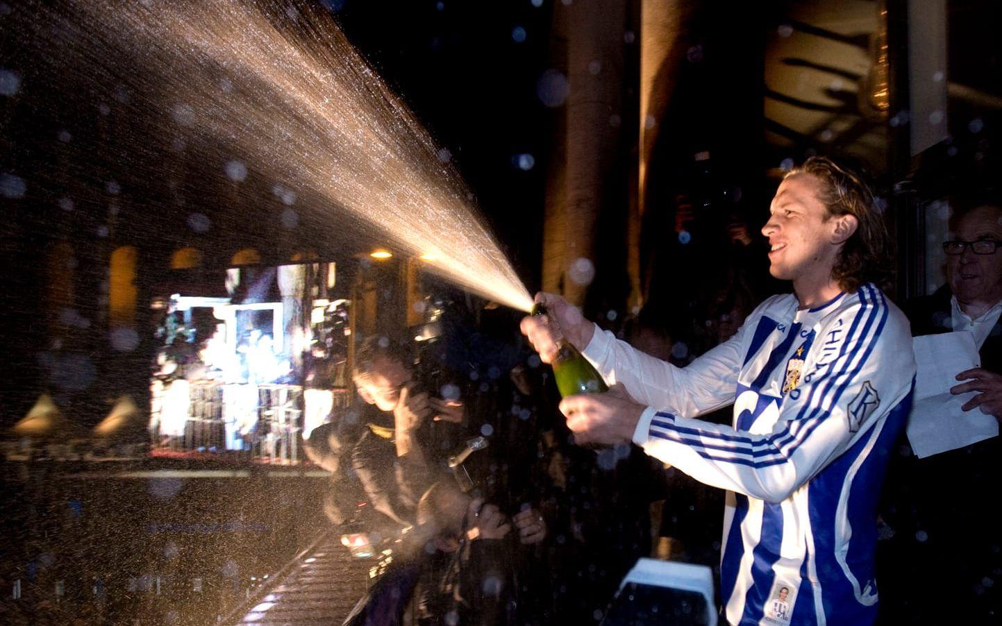 Gustav Svensson sprutar lite champagne över fansen – med minst sagt van hand. Bild: Bildbyrån
