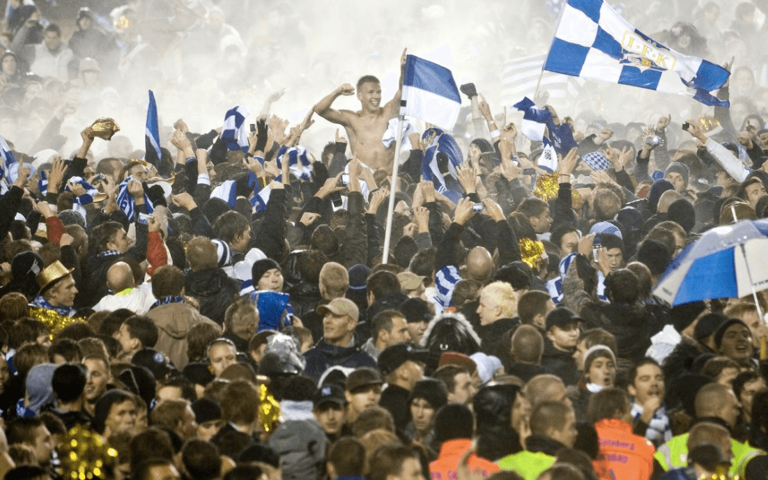 När Martin Hansson blåste av matchen utbröt vild glädje där hundratals supportrar sprang in på planen för att fira med spelarna. Bild: Måns Langhjelm