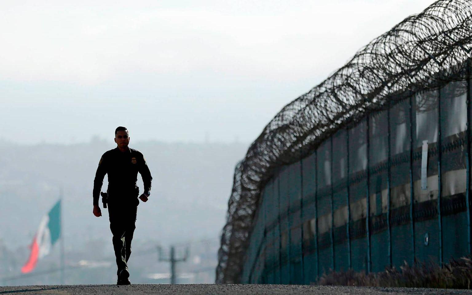 Gränspolisen Eduardo Olmos går nära det andra stängslet som separerar USA från Mexiko. Bild: AP Photo