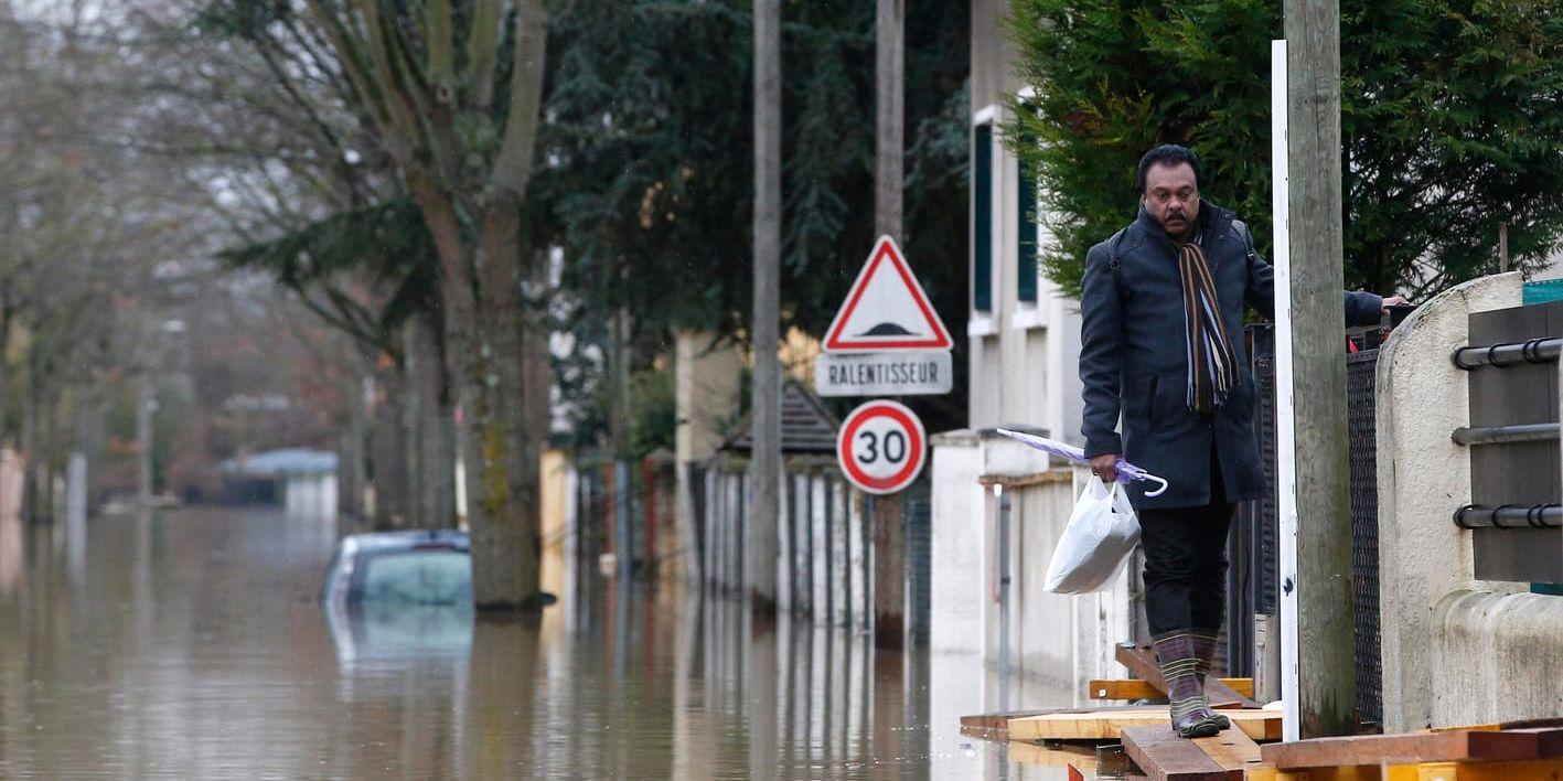 Gator i Villeneuve-Saint-Georges utanför Paris, där floden Yerres, en förgrening av Seine, har svämmat över.