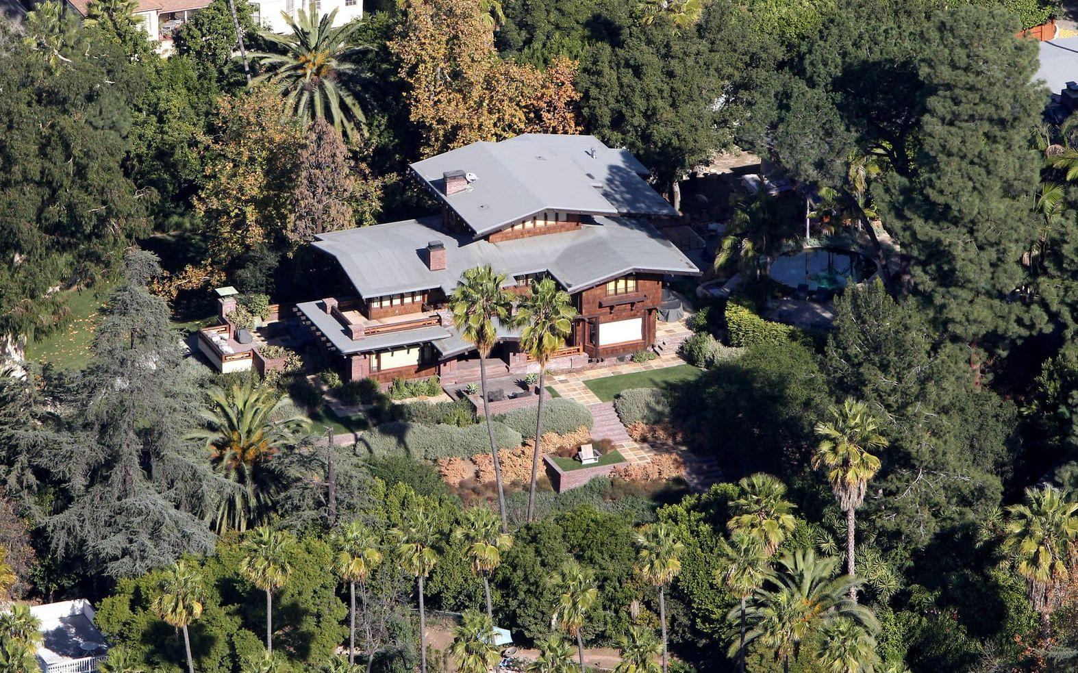 Brad Pitt köpte det här huset i Los Feliz i Kalifornien redan på 90-talet. Då var priset 1,7 miljoner dollar, men under årens lopp och medan Pitt blivit familjefar har flera intilliggande bostäder och tomter köpts upp. Foto: Stella Pictures