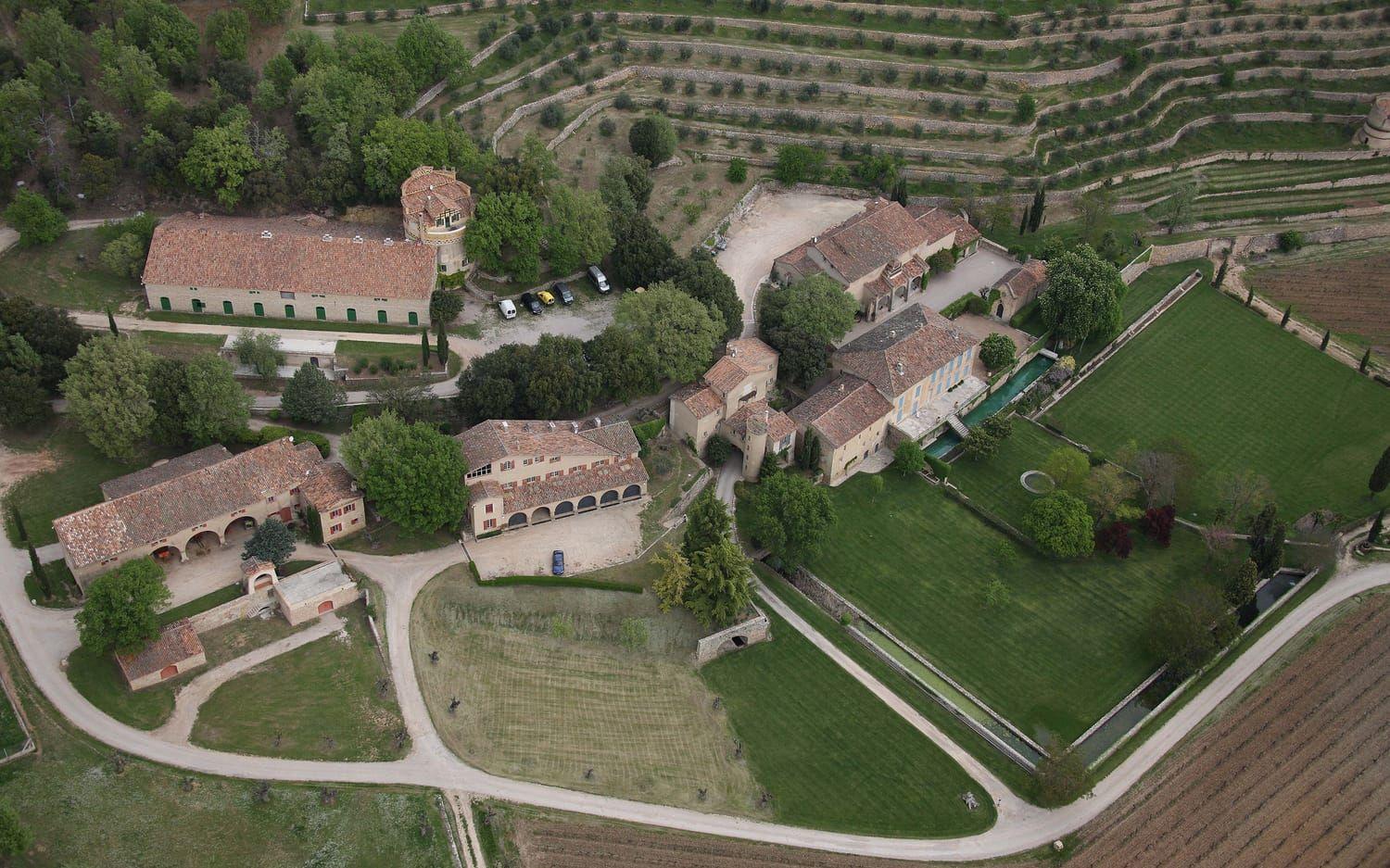 Cirka 60 miljoner dollar lär paret ha betalat när de 2012 slog till och köpte hus i Correns i södra Frankrike. Eller hus och hus. Det här är Chateau Miraval, med anor från 1600-talet, med egen vingård, egen sjö - och egen vallgrav. Bara en sån sak. Foto: Stella Pictures
