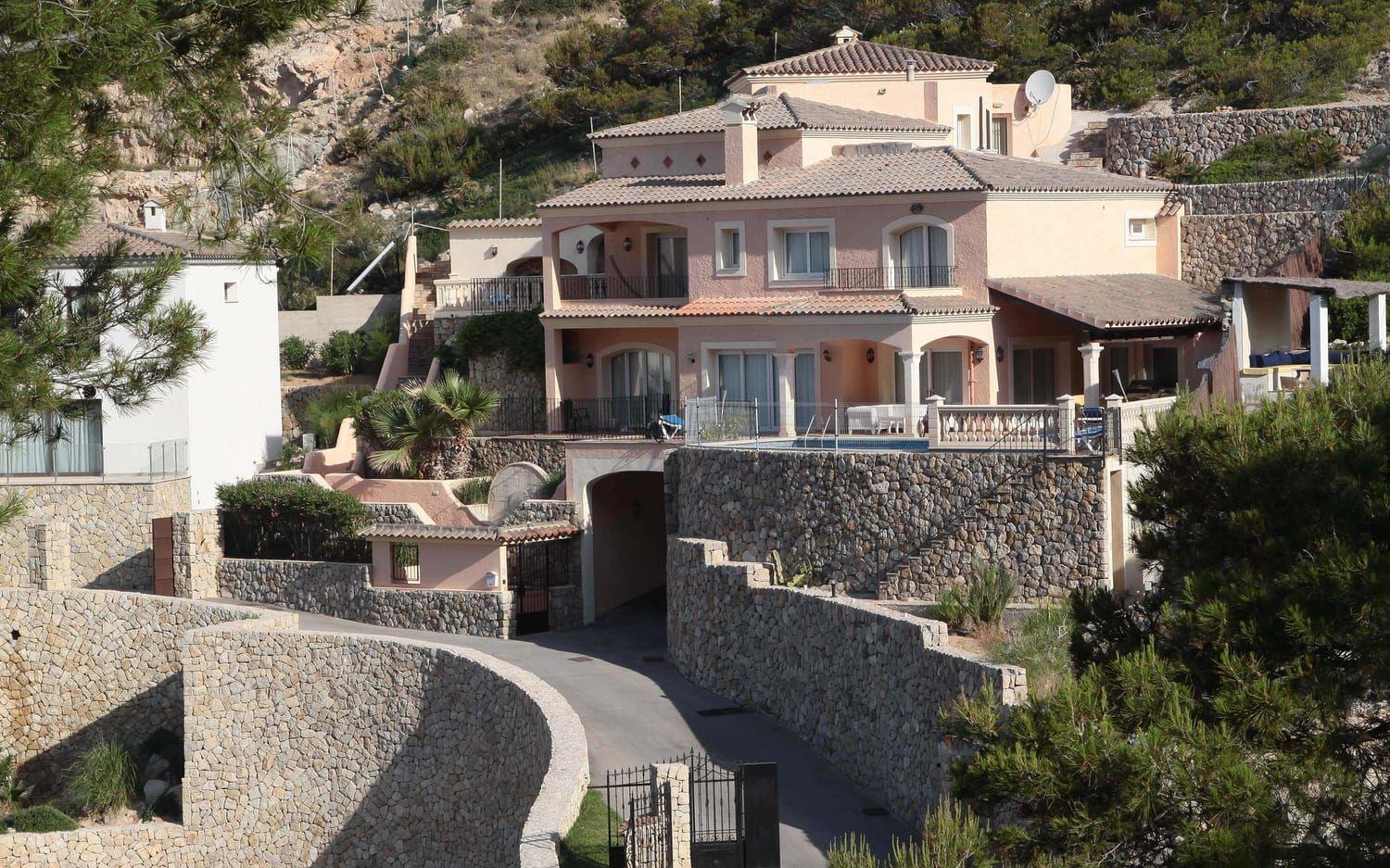 Enligt obekräftade uppgifter äger paret Jolie Pitt även en fastighet på södra Mallorca. Det var i juni i år som lokal press avslöjade att Brad Pitt hade förälskat sig i en lyxvilla i staden Andratx och slagit till före en köpeskilling kring 2,65 miljoner pund. Utöver 900 kvadratmeter boyta sägs villan erbjuda en hänförande utsikt. Foto: Stella Pictures