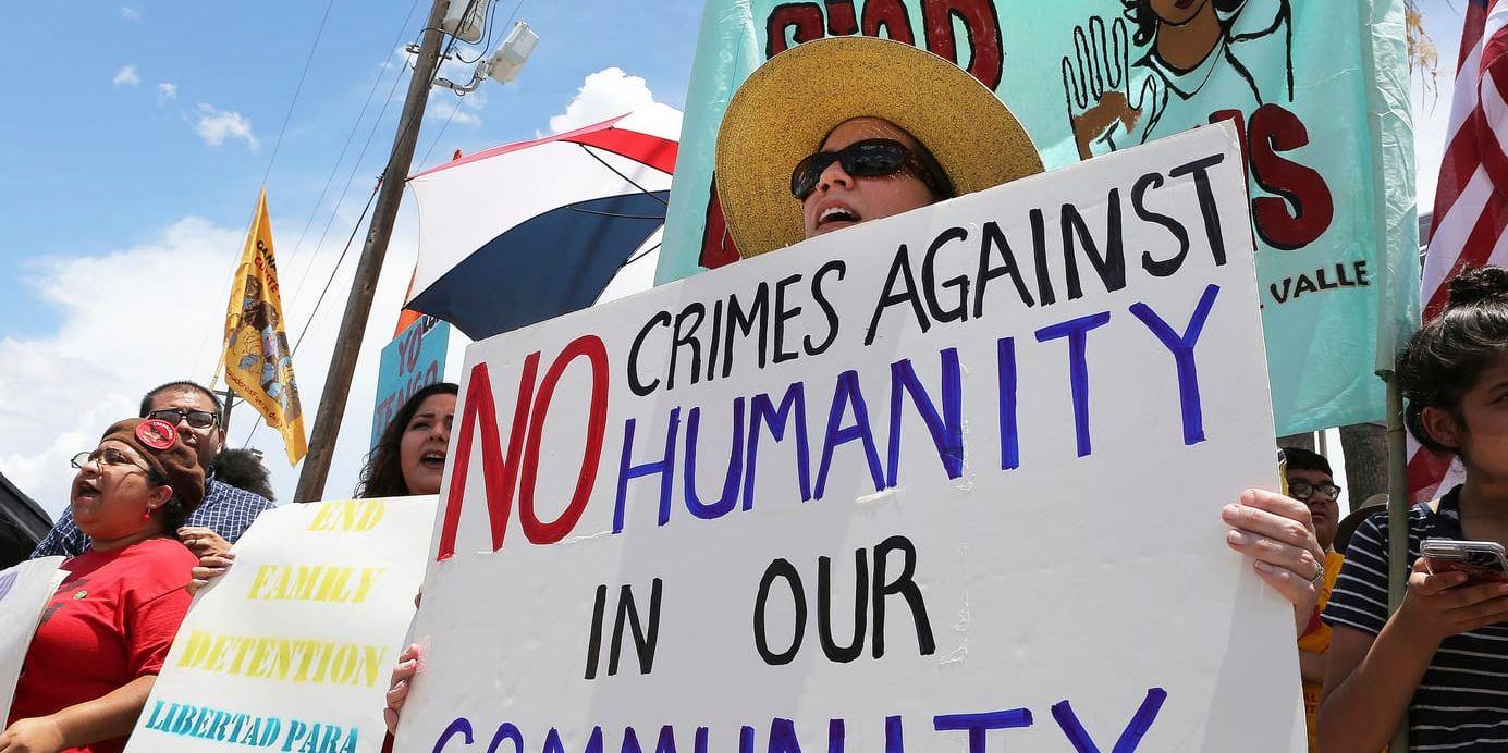 Protester mot Trumpregeringens hårda migrationspolitik i McAllen i Texas.