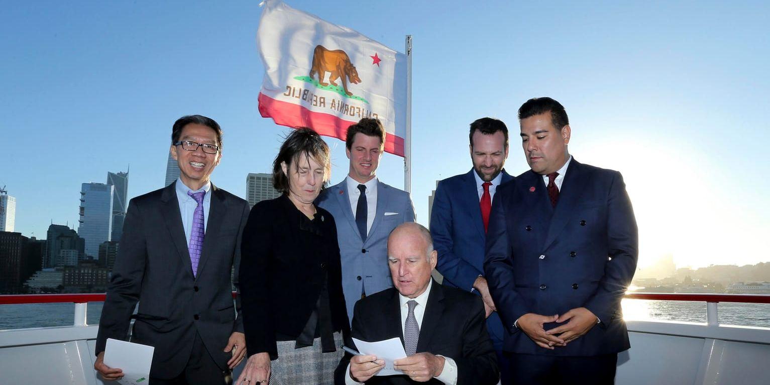 Jerry Brown skrev under nya lagar ombord på en ny laddbar hybridbåt i San Francisco Bay i samband med veckans möte.