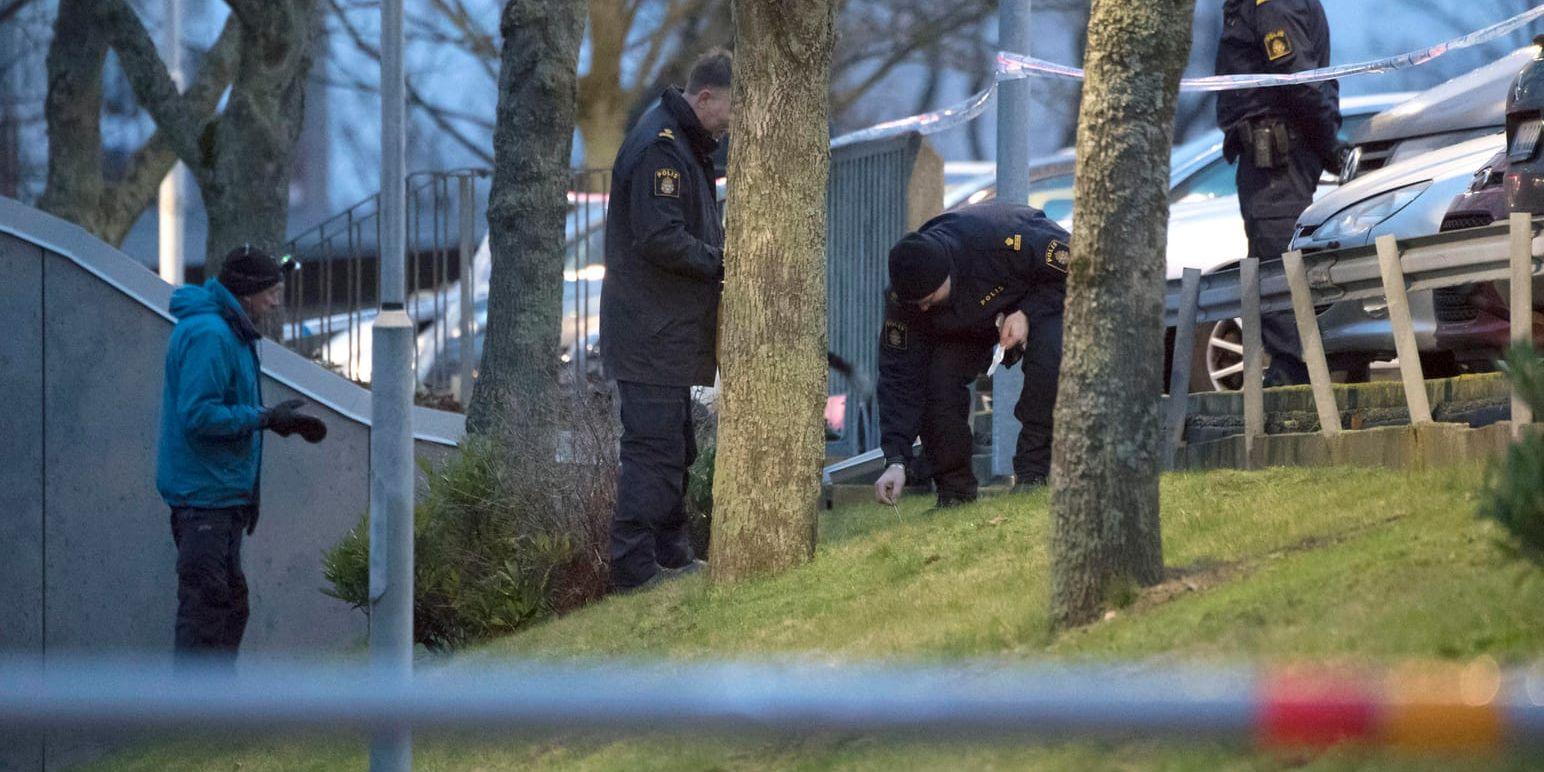 Polisens tekniker undersöker den påstådda brottsplatsen på Serenadsgatan i Malmö, men nu läggs våldtäktsutredningen ner. Kvinnan har erkänt att hon lämnat osanna och felaktiga uppgifter. Arkivbild.