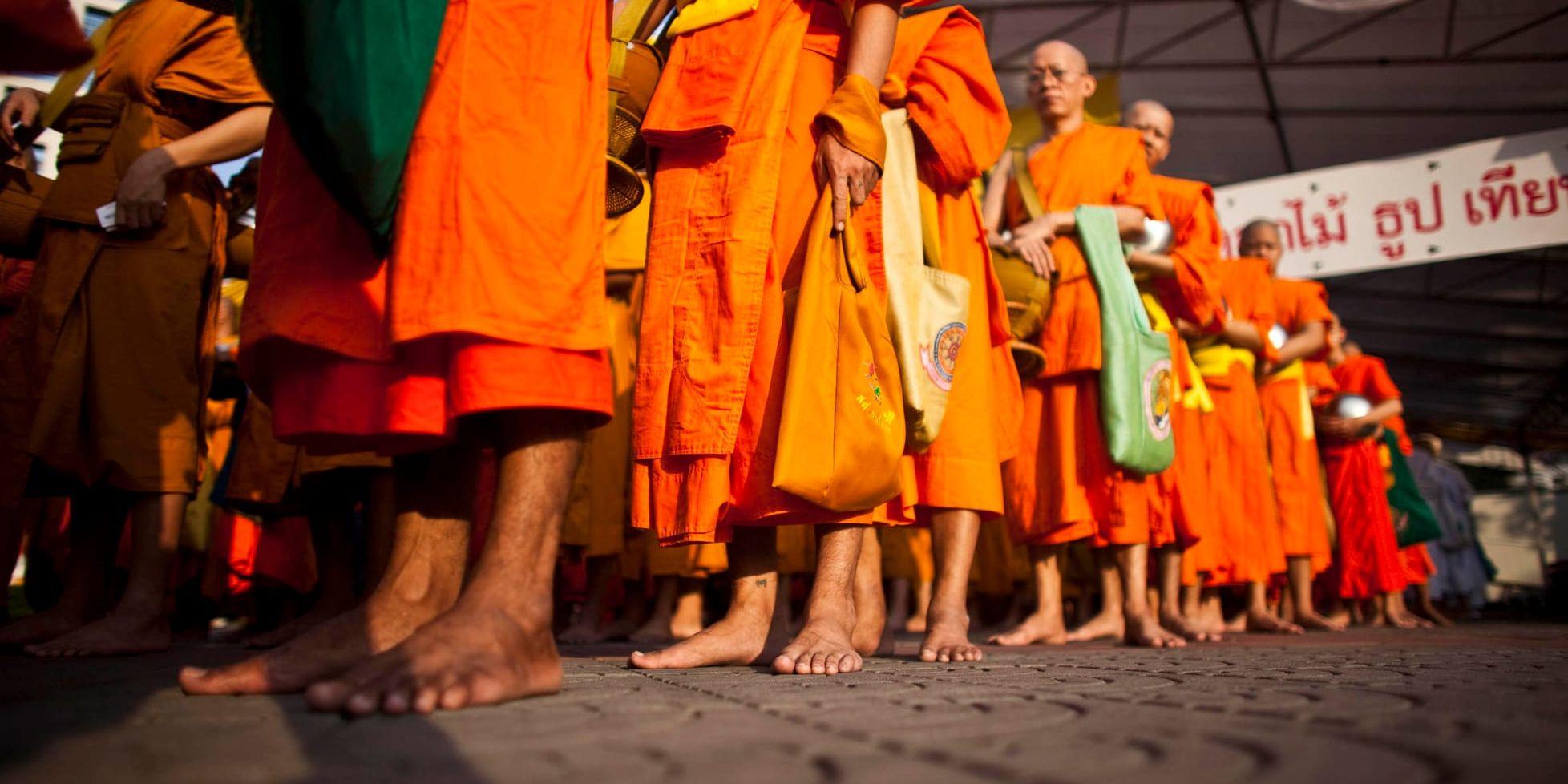 Nästan hälften av Thailands munkar är överviktiga till följd av fetare och sötare mat och dryck. Arkivbild.