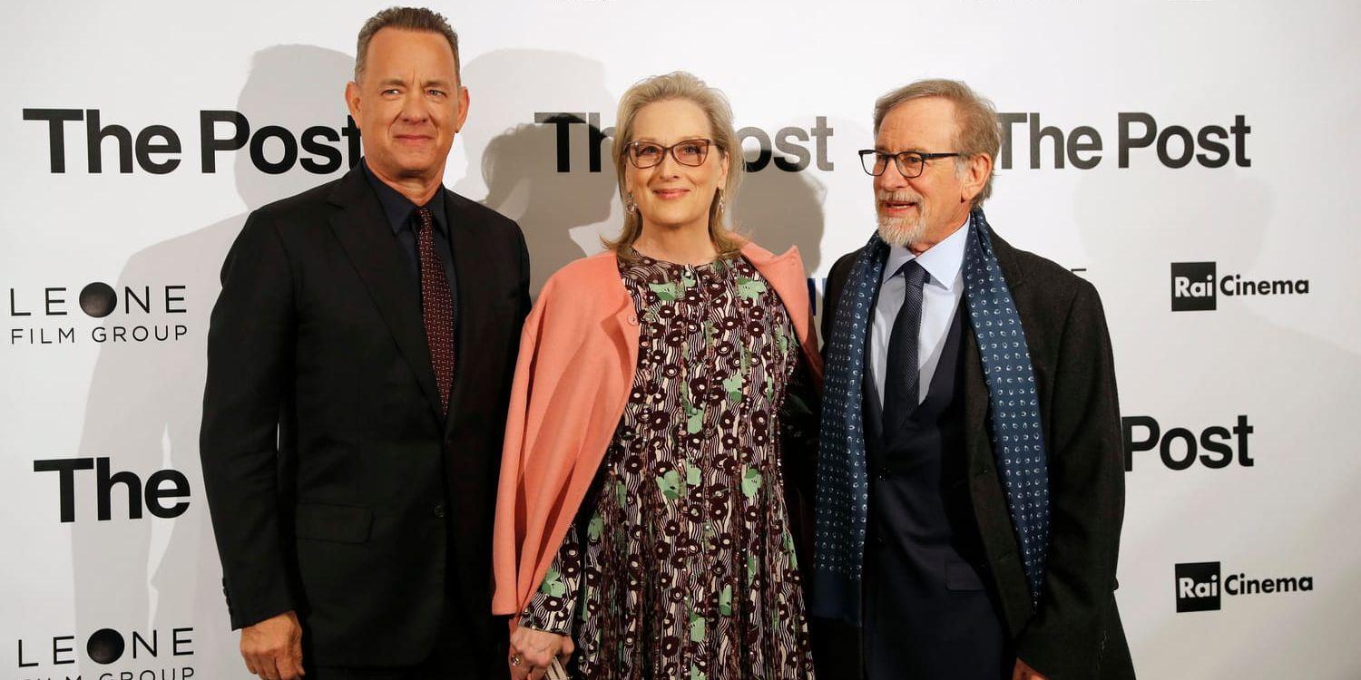 Regissören Steven Spielberg (höger) tillsammans med skådespelarna Tom Hanks och Meryl Streep vid premiären av "The Post" i Milano.