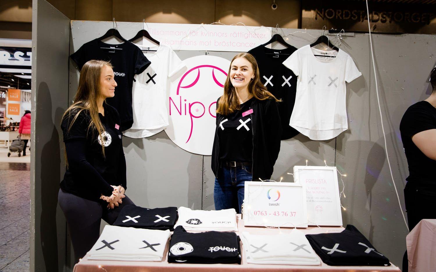 Caroline Karlsson och Wilma Börjesson är med och driver Nipple UF som säljer t-shirts med tryck som uppmanar andra att inte tafsa.  Bild: Jonas LIndstedt