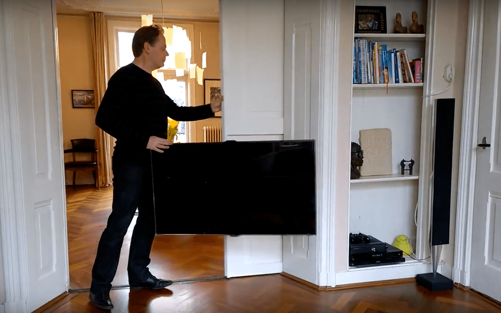 En platt-tv i skjutdörren är ett smart sätt att dölja tv:n samtidigt som det finns möjlighet att byta rum. Foto: Frank Gombault / Youtube