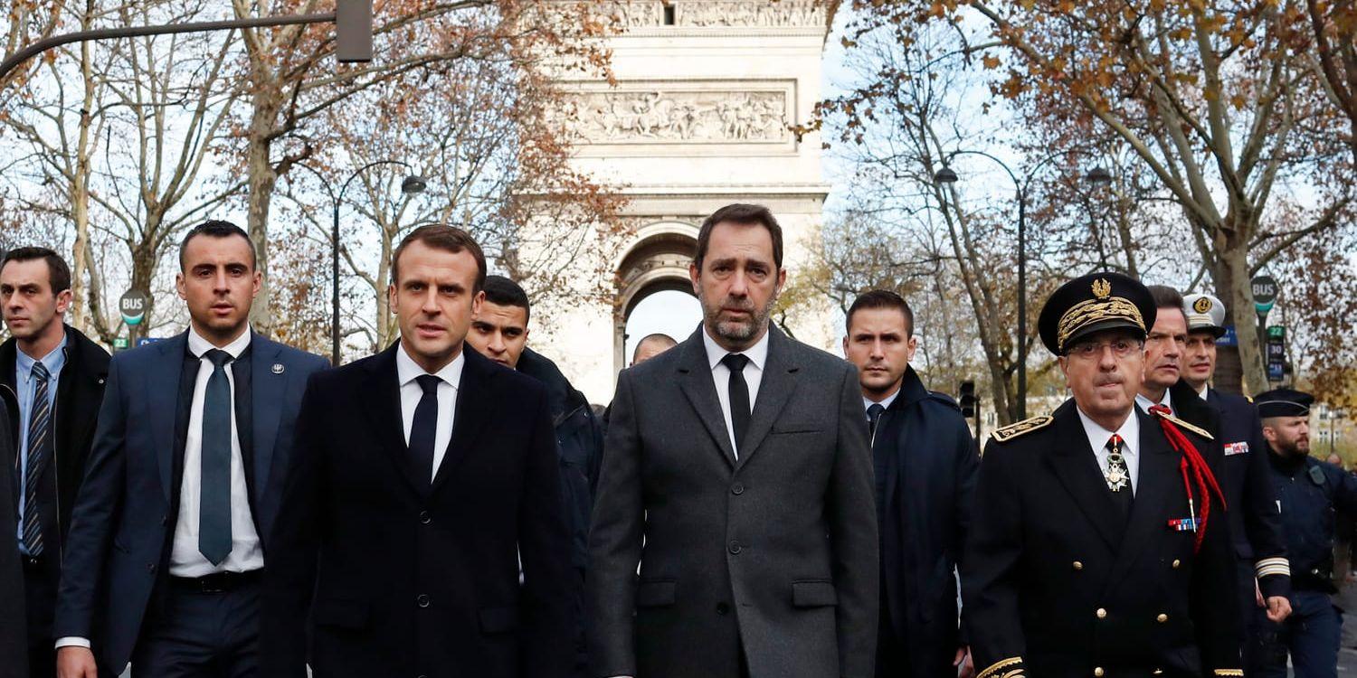 Frankrikes president, Emmanuel Macron, inspekterar Paris efter helgens kravaller.  