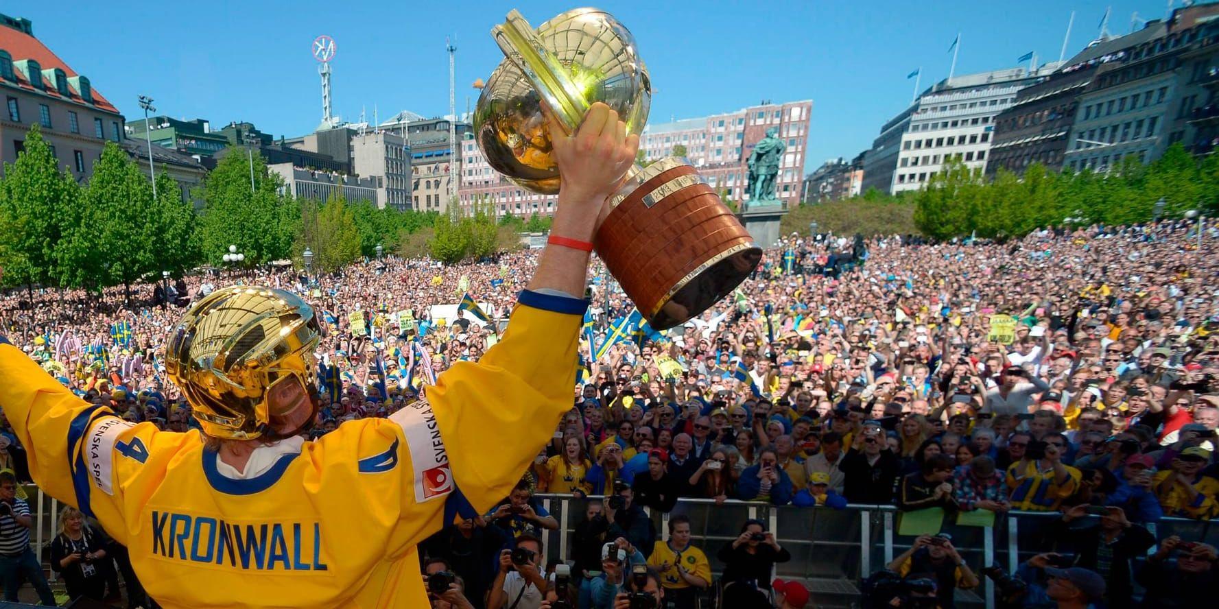 Staffan Kronwall med VM-bucklan och ett jublande Kungsträdgården 2013. Arkivbild