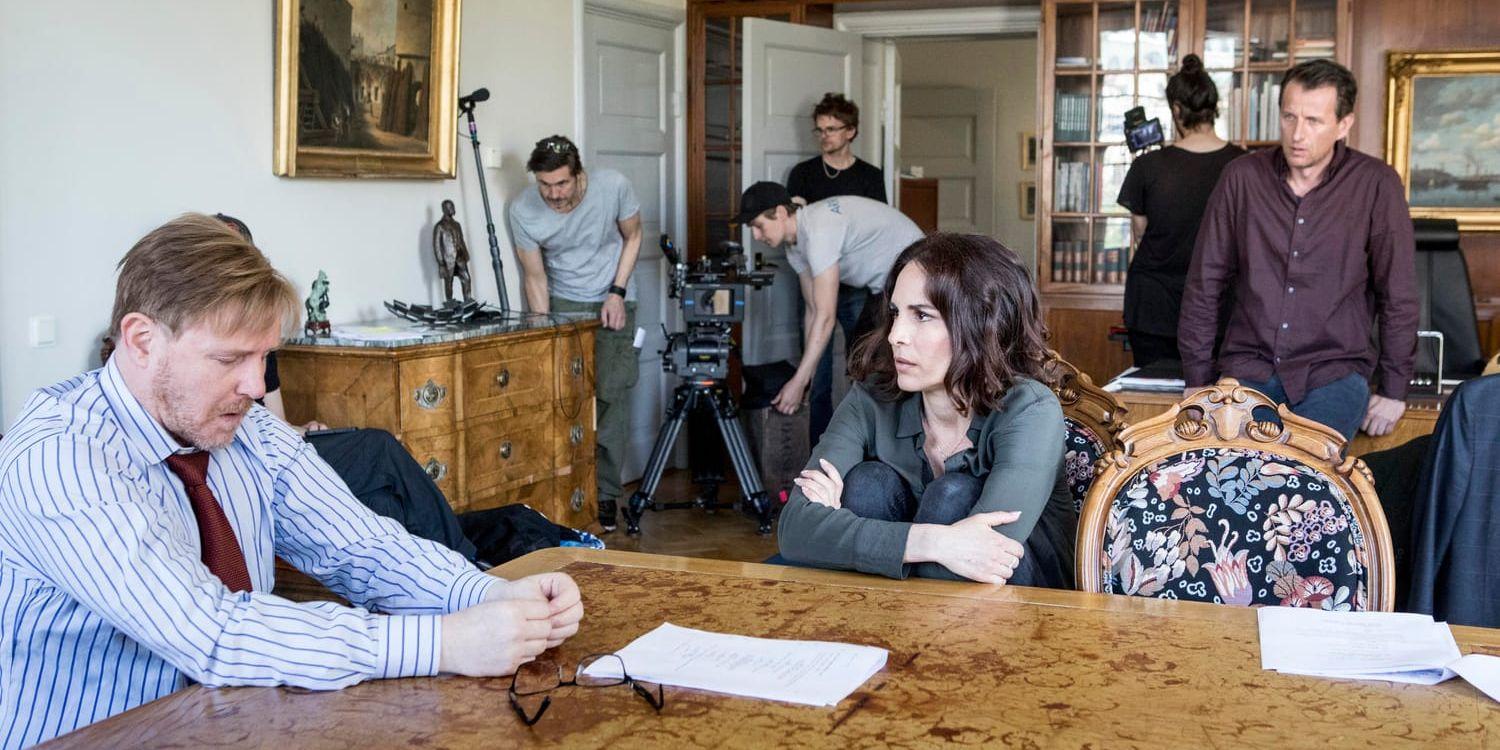 Morgan Alling, Alexandra Rapaport och Tobias Zilliacus repeterar en scen under inspelningarna av "Gåsmamman", säsong tre. Arkivbild.