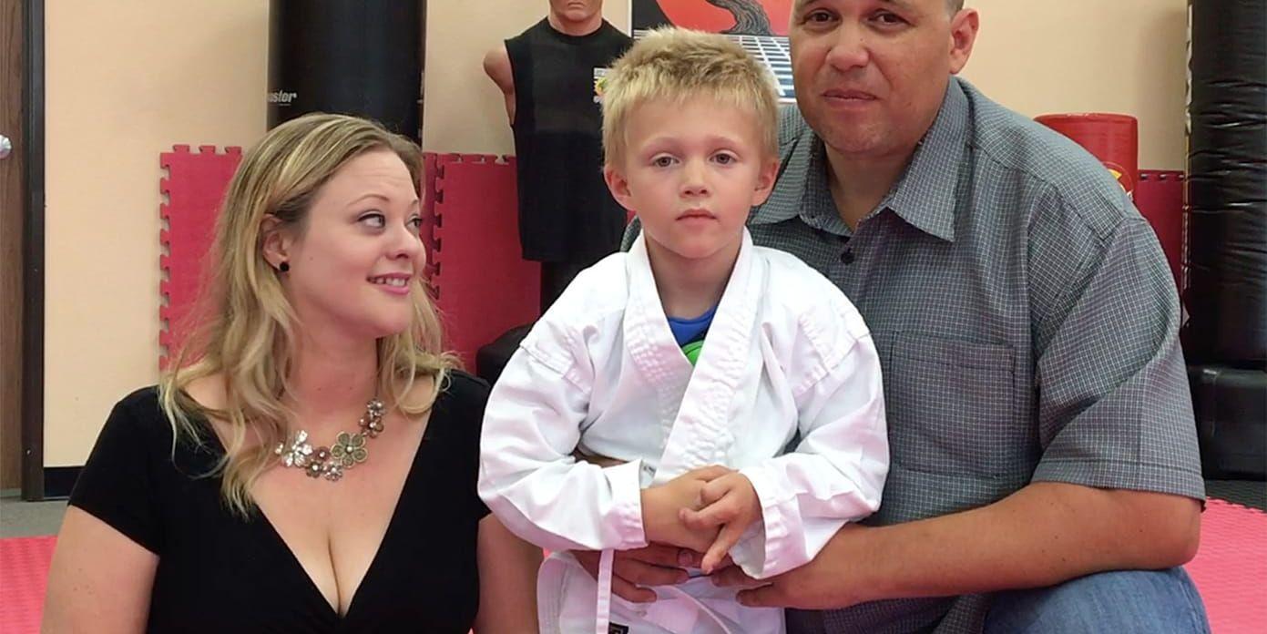 Fyraåriga Liam Brenes tillsammans med sina föräldrar Amanda McFarland och Frank Brenes. Liam Brenes fick sitt ben stulet på stranden men kunde träna karate genom att använda en gammal protes.